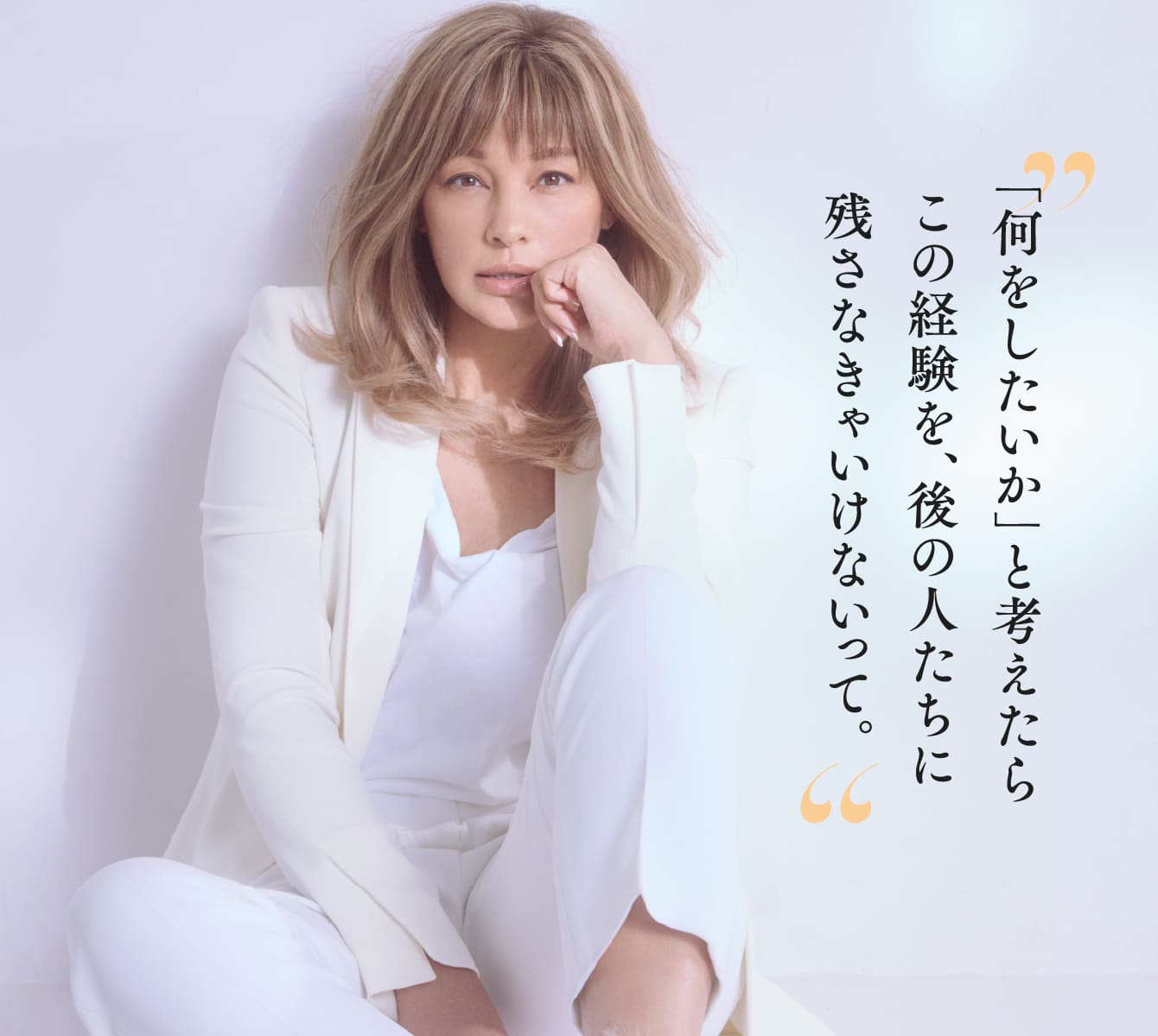 全身白のスーツを着た梅宮さん