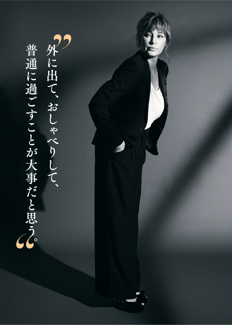 全身黒のスーツ、クールな梅宮さん