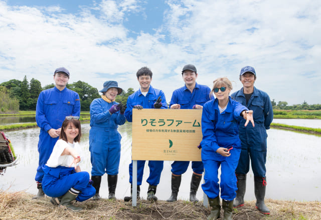 田植えを楽しんでいる様子1
