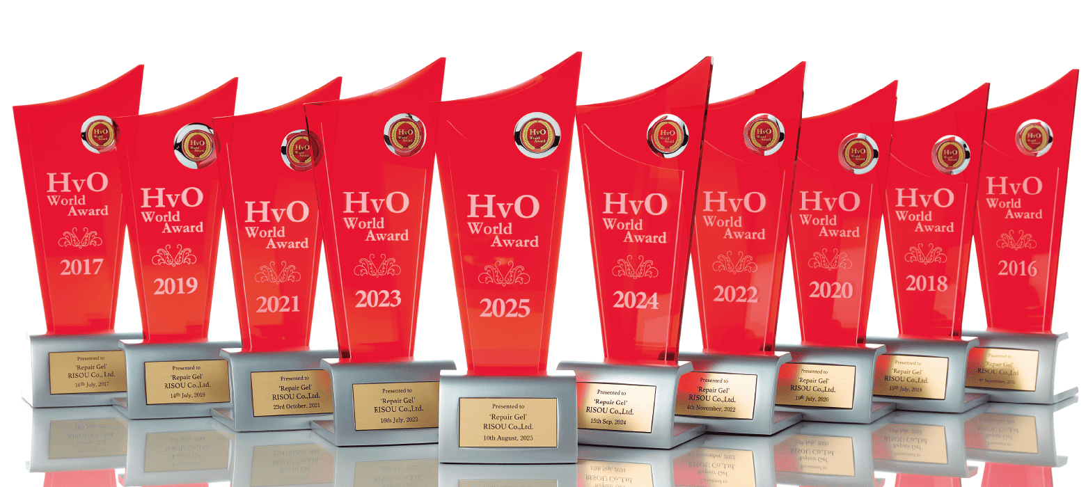 過去10年分の「HvO世界大賞」トロフィー