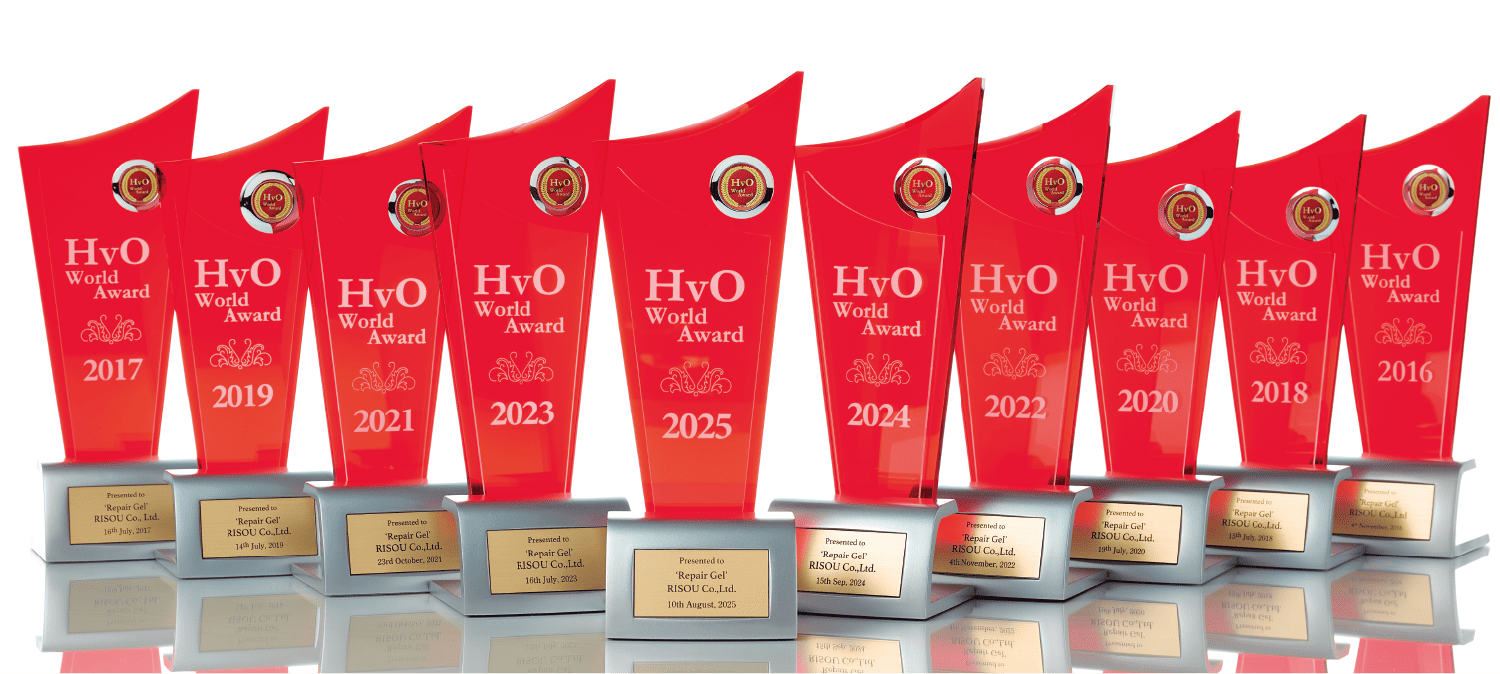 過去10年分の「HvO世界大賞」トロフィー