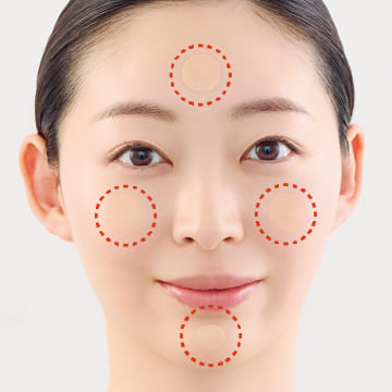 STEP2　両頬とおでこ、顎の4カ所にファンデ―ションをのせている