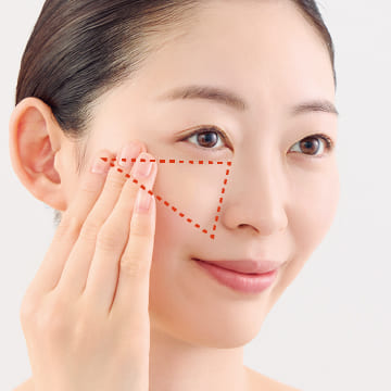 STEP3　頬から頬骨にかけてファンデーションを重ねて立体的に