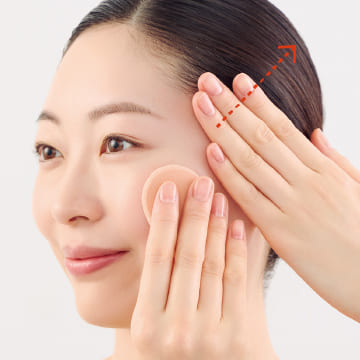 STEP4　皮膚を伸ばしながら優しくタッピングしている