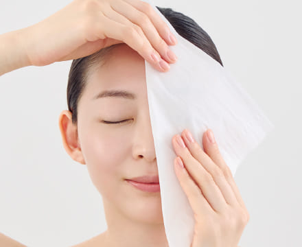 ティッシュで余分な油脂をオフしている