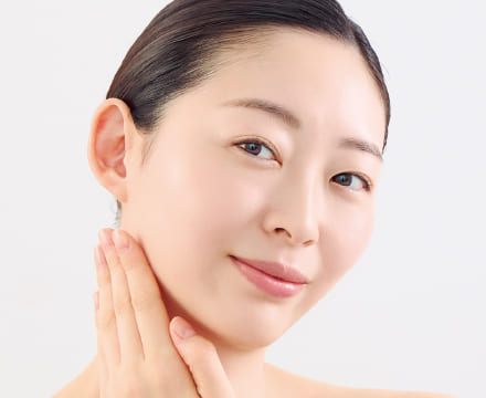 顔と首の境目になじませている