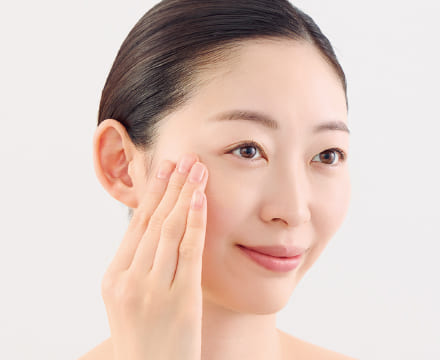 頬にファンデーションを重ねてツヤ感をアップしている