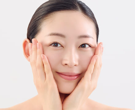 ハンドプレスで肌に密着している